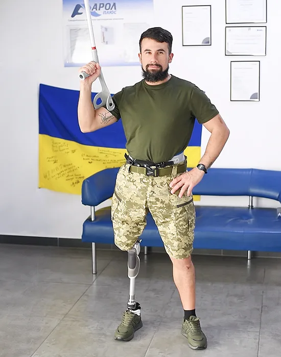 Пацієнт Осоріо на протезі нижньої кінцівки